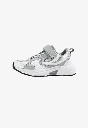 Biało-szary but sportowy z siateczkową tkaniną, gumową podeszwą, sznurowanym zapięciem i paskiem na rzep. Posiada fakturowaną powierzchnię i detal z logo.