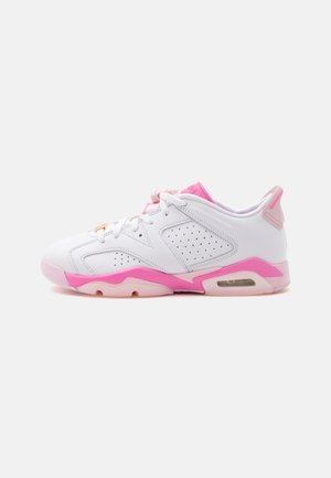 Hvid sportssneaker med pink sål, pink detaljer, hvide snørebånd, perforerede sider og synlig luftdæmpning i hælen, vist i profil.