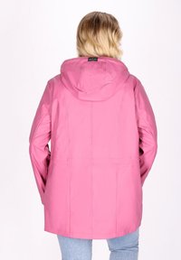 Giacca impermeabile rosa con cappuccio, caratterizzata da una texture liscia, cuciture visibili e un design a vestibilità rilassata.