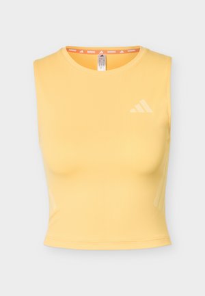 Κίτρινο αθλητικό κοντό τοπ χωρίς μανίκια με στρογγυλή λαιμόκοψη και διακριτικό λογότυπο Adidas στο στήθος και στην εσωτερική γιακά.