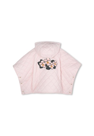 Cape à capuche matelassée rose clair avec des boutons-pression et des broderies florales de fleurs roses avec des feuilles vertes au dos.