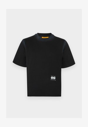 Fekete rövid ujjú, kerek nyakú póló kis fehér fogaskerék grafikával és a „Replay Inc.” felirattal a jobb alsó szegély közelében.