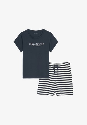 Tummansininen lyhythihainen t-paita, jossa on teksti "Marc O’Polo EST. IN STOCKHOLM", yhdistettynä tummansinisiin ja valkoisiin vaakaraitaisiin shortseihin, joissa on nauhakuja.