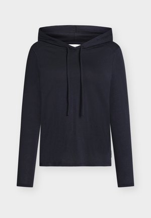 Jūras zila pulovera kapuce no mīksta auduma ar brīvu piegriezumu, garām piedurknēm, kapuci ar auklu un ribotām aprocēm. Minimālistisks dizains bez rakstiem.