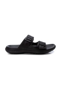 Sandalia deslizante de cuero negro con dos hebillas ajustables, suela plana y textura suave con una ligera curva en la punta.