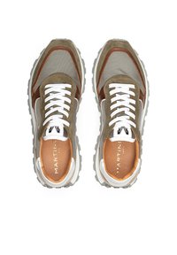 Sneaker marroni e grigi con materiali in rete e scamosciato, lacci bianchi e suole in gomma testurizzata. Caratterizzati da una soletta in pelle beige e dettagli con logo.