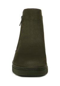 Olijfgroene hoge enkellaars van soepel materiaal, met een zijrits en een platte zool met minimale stikdetails.
