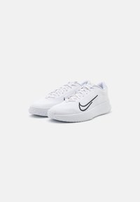 Weiße Sportschuhe mit einem Mesh-Obermaterial, runder Zehenpartie und schwarzem Swoosh-Logo. Verfügt über eine gepolsterte Sohle und eine strukturierte Außensohle für Grip.