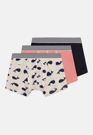 Dreierpack Jungen-Boxershorts in Beige mit Walfischnmuster, Koralle mit Streifen und einfarbigem Marineblau. Mit kontrastierenden gestreiften Taillengummis.