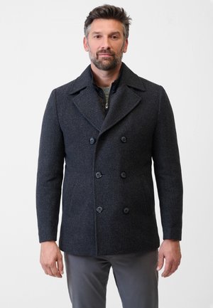 Donkergrijze wolmix peacoat met dubbele knopen, geknipte kraag en zijzakken. Draagt over een zwart ritsjack.