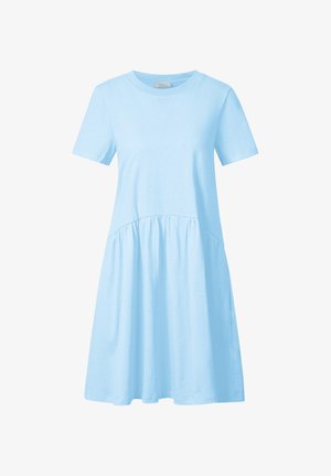 Robe à manches courtes, de couleur bleu clair, fabriquée en tissu doux, avec une taille froncée et une jupe évasée, ainsi qu'un col rond classique.