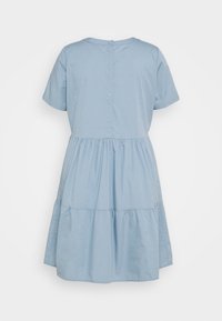 Helles blaues Baumwollkleid mit kurzen Ärmeln, rundem Ausschnitt, Knopfdetails am Rücken und einem gerafften, gestuften Rockdesign.