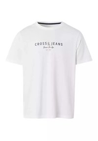 Biała bawełniana koszulka z okrągłym dekoltem, krótkimi rękawami i nadrukowanym logo "CROSS JEANS Denim For Life" w kolorze granatowym i czerwonym.