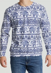 Overhemd met lange mouwen met een witte achtergrond en een patroon van blauwe olifanten en geometrische ontwerpen. Gemaakt van zacht materiaal.