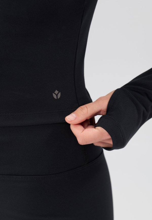 ESSENTIAL FITTED CROPPED LONG SLEEVE SPORTS TOP - Long sleeved top3