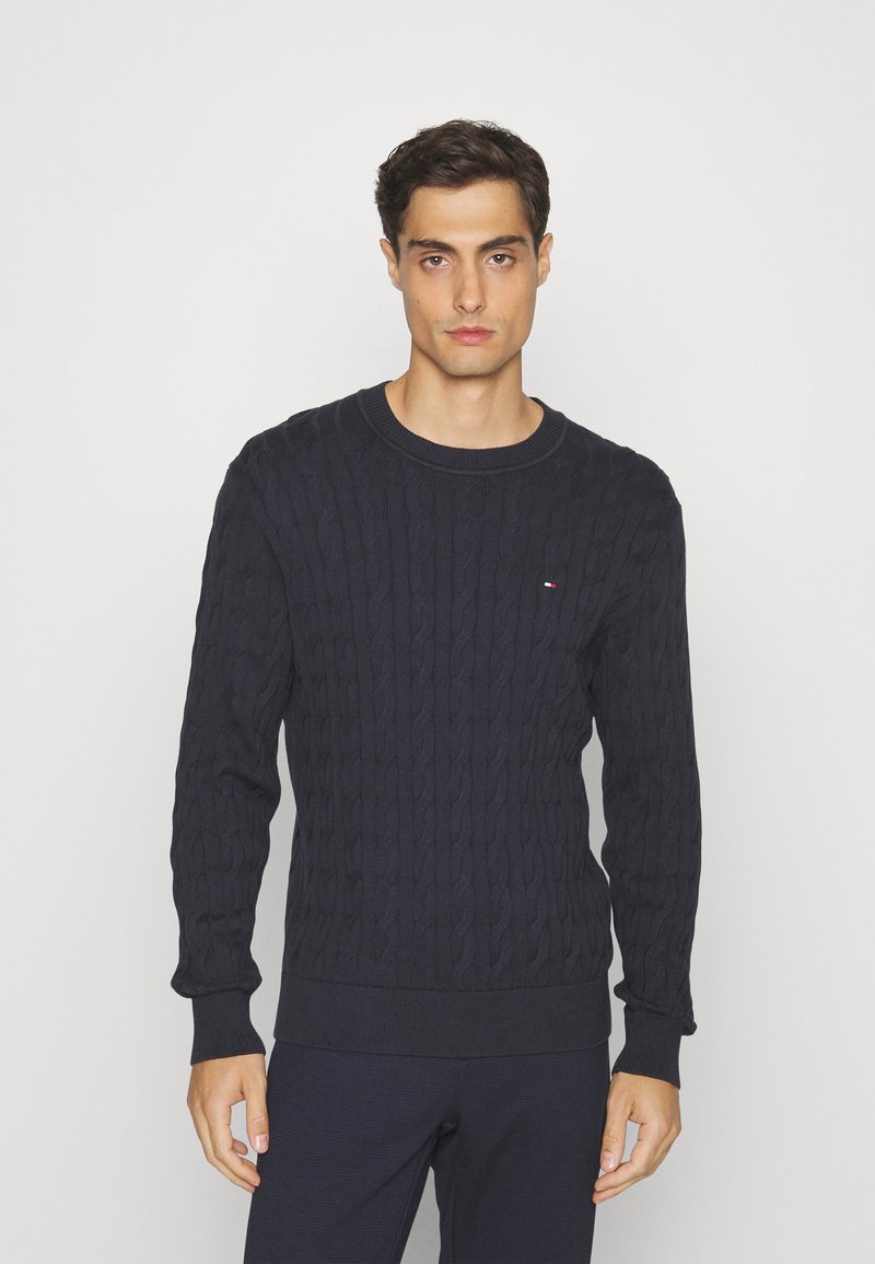 Tommy Hilfiger - CLASSIC CABLE CREW NECK - Stickad tröja - desert sky, Förstora