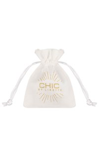 Piccola sacca bianca con coulisse, con testo dorato "CHIC BY LIRETTE" e un design decorativo a raggi di sole sulla parte anteriore, su sfondo bianco.