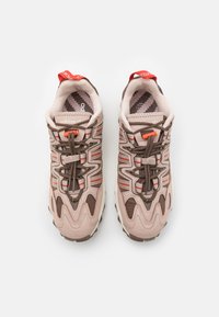 adidas Originals HYPERTURF UNISEX - Αθλητικά παπούτσια - earth strata/taupe/off-white