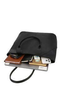 Zwarte tote tas met handvatten, gedeeltelijk open, met een laptop, notitieboekjes, een smartphone, een portemonnee en een klein doosje erin.