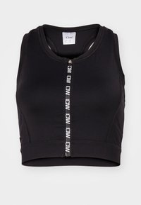 Top desportivo preto, curto, feito de material elástico, com um fecho éclair na frente e logotipo branco, além de um decote redondo. Textura suave e design justo.