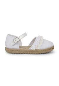 Espadrilla in tessuto bianco con accentatura in pizzo ondulato, cinturino alla caviglia e suola in juta intrecciata. Presenta una punta rotonda e una tomaia testurizzata.