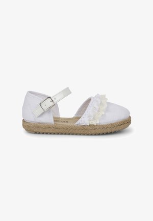 Espadrille en tissu blanc avec un accent en dentelle festonnée, une sangle à la cheville et une semelle en jute tissée. Présente un bout rond et un dessus texturé.