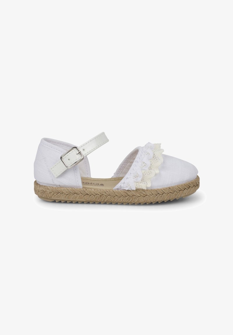 Espadrille en tissu blanc avec un accent en dentelle festonnée, une sangle à la cheville et une semelle en jute tissée. Présente un bout rond et un dessus texturé.