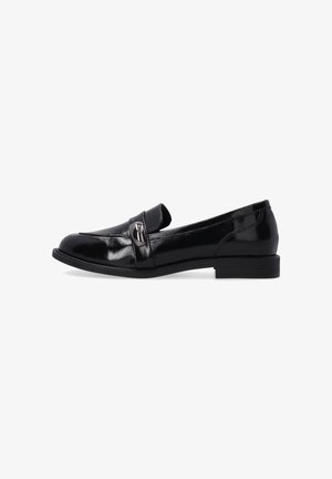 Schwarze, glänzende Lackleder-Loafer mit flacher Sohle, rundem Zehenbereich und einem dekorativen Riemen mit metallischem Akzent. Glatte Textur und minimalistisches Design.