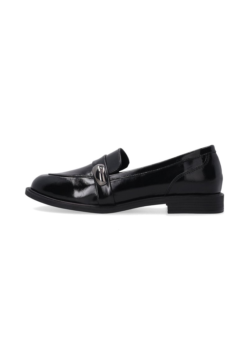 Zwarte gepatineerde leren loafers met een platte zool, ronde neusrand en een decoratieve band met een metalen accent. Gladde textuur en minimalistisch ontwerp.