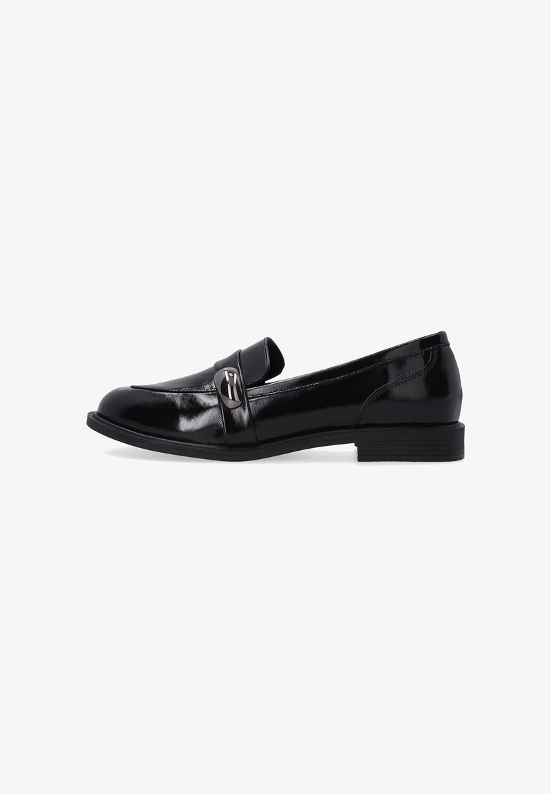 Schwarze, glänzende Lackleder-Loafer mit flacher Sohle, rundem Zehenbereich und einem dekorativen Riemen mit metallischem Akzent. Glatte Textur und minimalistisches Design.