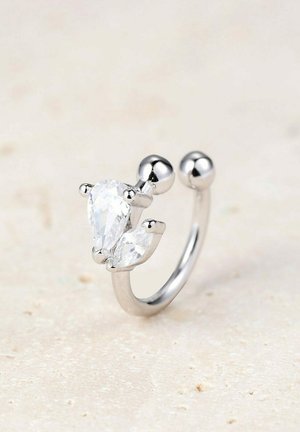 Silberring mit zwei klaren, birnenförmigen Kristallen mit polierter Oberfläche und kugelförmigen Akzenten. Glatte Textur mit einem minimalistischen Design.