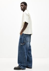 PULL&BEAR BALLOON FIT WITH EMBROIDERED POCKET - Relaxed fit -farkut - blue denim