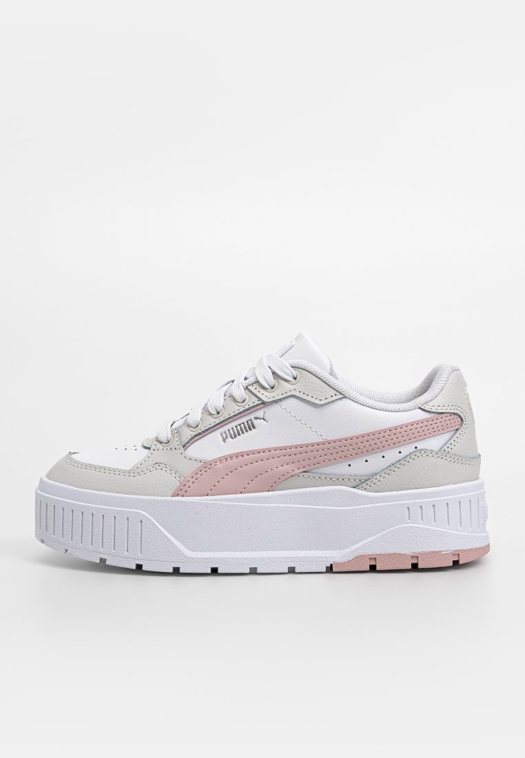 Sneaker bianco e grigio con accenti rosa, caratterizzato da una tomaia texturizzata, suola bianca spessa e lacci tondi. Logo sul lato.