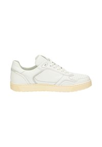 Witte lage sneaker met geperforeerde neus, vetersluiting en beige rubberen zool, weergegeven tegen een effen witte achtergrond.