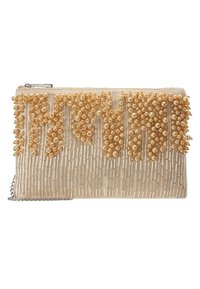 Beżowa kopertówka z tkaniny zdobiona teksturowaną powierzchnią z złotymi koralikami. Zapięcie na zamek błyskawiczny z srebrnym łańcuszkiem jako paskiem. Prostokątny kształt.