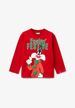 Czerwona bluzka z długim rękawem z obrazkiem postaci z kreskówek w zielonym i pomarańczowym stroju z napisem "Czuję się ŚWIĄTECZNIE" w zielonym kolorze.