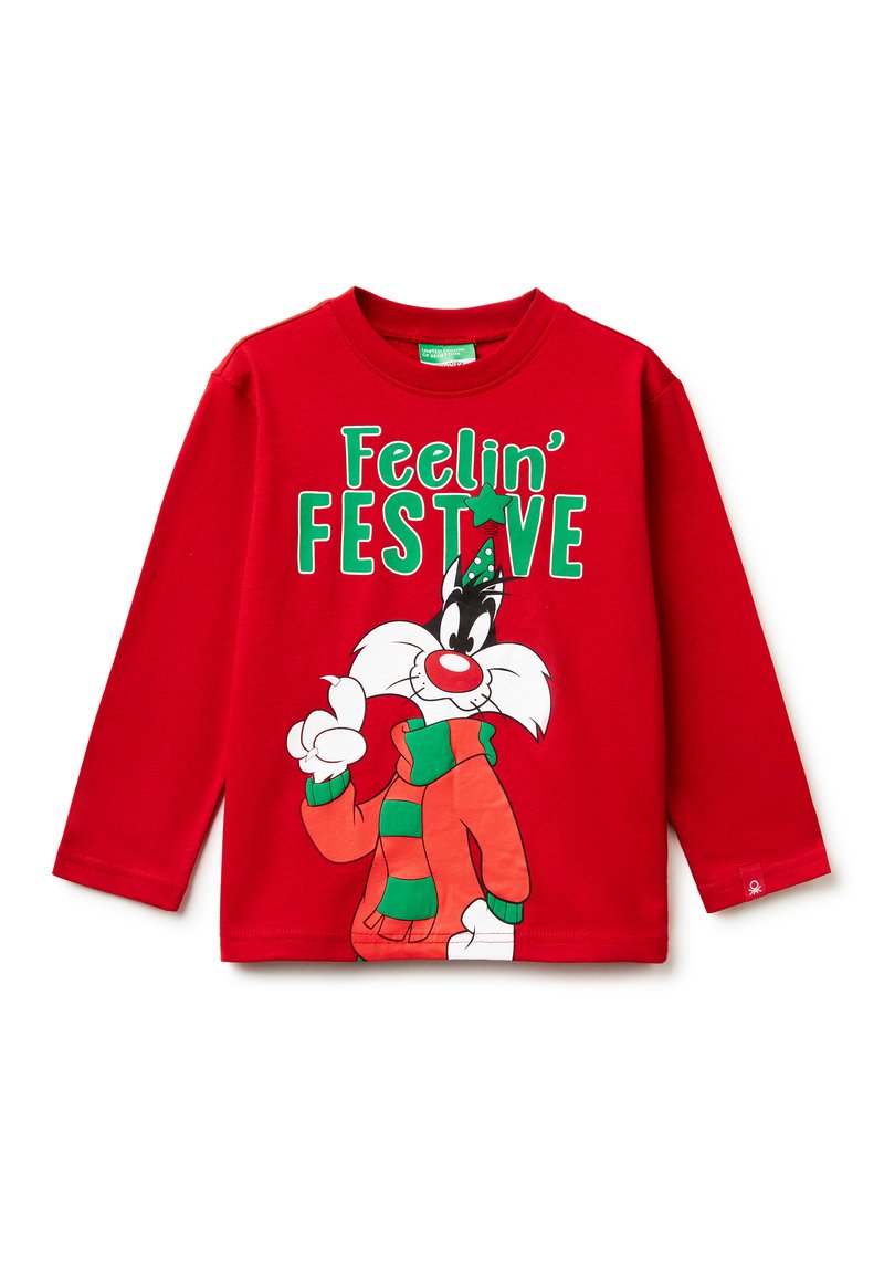 Červené tričko s dlouhými rukávy, na kterém je kreslená postavička v zeleno-oranžovém oblečení a nápis "Feelin' FESTIVE" zelenými písmeny.