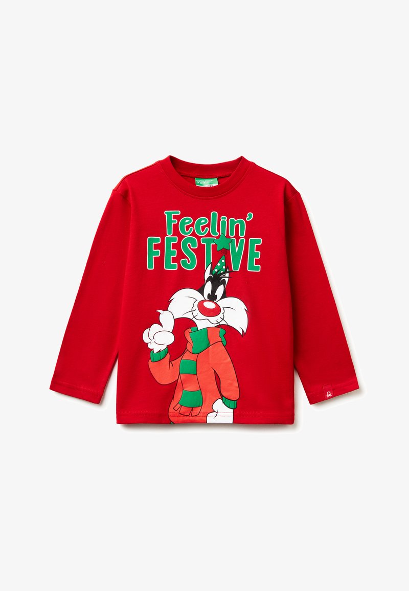 Czerwona bluzka z długim rękawem z obrazkiem postaci z kreskówek w zielonym i pomarańczowym stroju z napisem "Czuję się ŚWIĄTECZNIE" w zielonym kolorze.