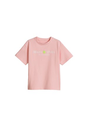 Roze T-shirt met korte mouwen en ronde hals, met witte en groene tekst "Marc O'Polo EST IN STOCKHOLM" op de voorkant.