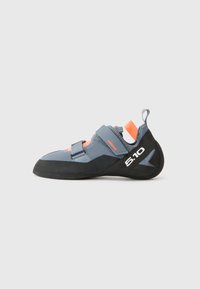 Scarpa da arrampicata con tomaia sintetica grigia, suola in gomma nera e dettagli arancioni. Presenta doppie cinghie in velcro e tallone rinforzato.