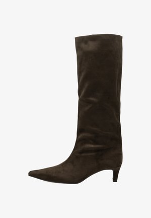 Bota de ante marrón hasta la rodilla con punta afilada, tacón bajo y textura suave. Presenta un tubo ajustado y un diseño minimalista.
