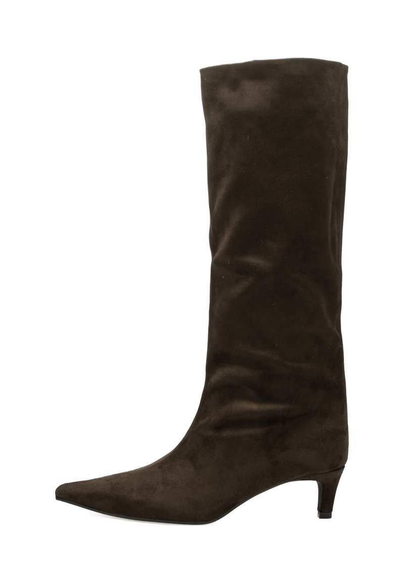 Bota de ante marrón hasta la rodilla con punta afilada, tacón bajo y textura suave. Presenta un tubo ajustado y un diseño minimalista.