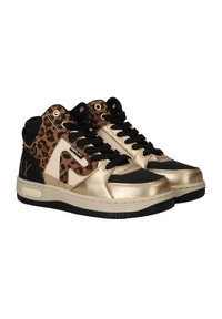 Hoge sneakers met zwarte veters, gouden metallische accenten, panterprintpanelen en zwarte zolen, met het merk "Replay" aan de zijkant en op de hak.