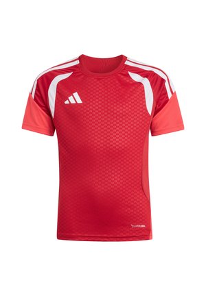 Rød sportsskjorte med korte ærmer med hvide striber på skuldrene, hvid Adidas-logo på brystet og ClimaCool tekst nær kanten.