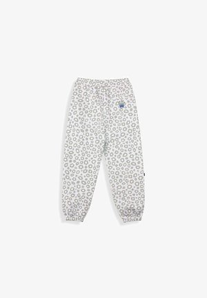Witte joggerbroek met een grijs en lichtgroen bloemenpatroon. Heeft een elastische tailleband, aangesnoerde enkels en een klein blauw logo op de zak.