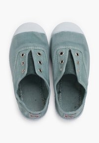 Světle modré plátěné nazouvací boty s kulatou špičkou, elastickými stranami a bílými gumovými podrážkami. Obsahují stříbrné kovové očky a texturovanou tkaninu.