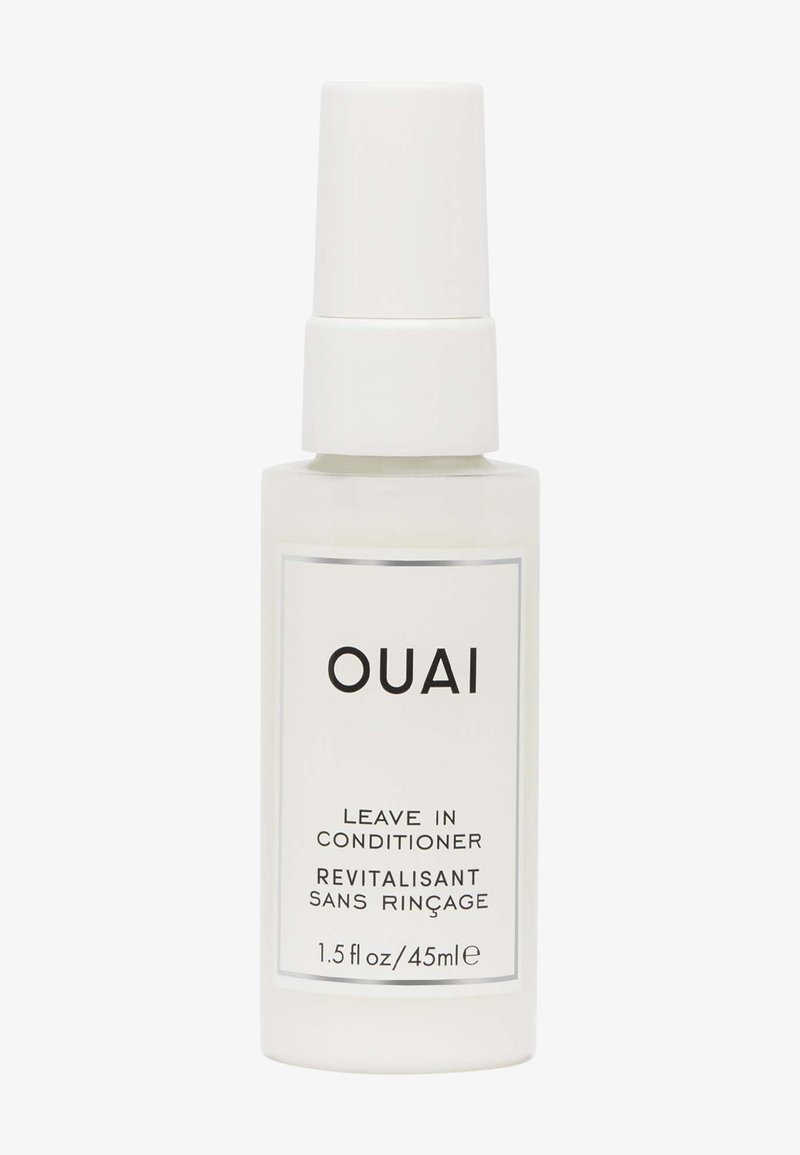 Flacon spray blanc étiqueté Ouai leave-in conditioner, 1,5 onces liquides, avec un bouchon blanc et un liquide transparent à l'intérieur.