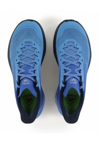 Niebieskie buty sportowe z siateczkową cholewką, z solidnym noskiem, płaskimi sznurówkami i zieloną wkładką. Gumowa podeszwa zapewniająca przyczepność.