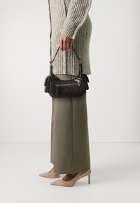 Gina Tricot POCKET BAG - Kézitáska - washed brown