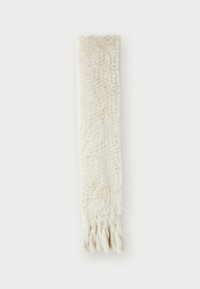 Écharpe en fausse fourrure blanche crémeuse, longue, avec des extrémités à franges et un subtil logo "Guess" près du bas.